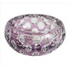 <p>Cinzeiro de cristal lapidado, ornamentado com tonalidade lilás. Alt. 07 x 14cm. Europa Séc. XX</p>