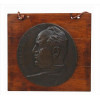 <p>Placa circular de bronze patinado representando Benito Mussolini, montada sobre placa de madeira. 80 x 80cm (aproximadamente total com placa). Itália, séc. XX</p>