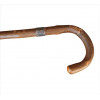 <p>Bengala com estrutura de madeira nobre, ornamentada com anel de prata-de-lei, contraste da cidade de Londres, marca da manufatura Brigg London. Comp. 89 x 10 x 03cm. Inglaterra, séc. XX</p>