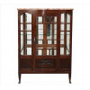 <p>Cristaleira de madeira nobre, porta frontal e laterais com vidro bisotado, estrutura reta com pés ligeiramente recurvos, contém prateleiras internas de vidro, tampo superior de mármore. Alt. 142 x 92 x 42cm. Séc. XX (com sinais de uso/manuseio)</p>