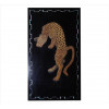 <p>Placa oriental de madeira policromada, ornamentada com figura de onça-pintada, bordas com incrustação de madre-pérola. Alt. 76 x 44cm. Ásia, início séc. XX</p>