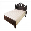 <p>Cama de casal com estrutura de madeira maciça, detalhes finamente entalhados com ramagens e volutas, reserva central com grande pinha, laterais torneadas. Alt. 130 x 150 x 203cm. Brasil, Início séc. XX (não acompanha colchão)</p>