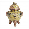 <p>Incensário de cobre com esmalte cloisonne, ornamentado com figuras de dragões, sobre fundo na tonalidade amarela, alças laterais estilizadas. Alt. 23 x 11cm. China, séc. XX (no estado / com amassados)</p>