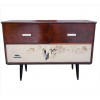 <p>Móvel vitrola com estrutura de madeira, modelo Isabela IV, pés palito, parte frontal com revestimento de tecido, tampo e uma gaveta basculante, marca da manufatura ABC - A Voz de Ouro. Alt. 68 x 95 x 37cm. (não testada / pode precisar de revisão / precisa de restauro / no estado)</p>