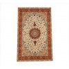 <p>Tapete persa Isfahan, decoração medalhão central radial com pendentes sobre campo marfim preenchido por delicadas ramagens florais, arabescos e motivos Shah Abbas em composição simétrica, campo com tonalidade predominante marfim com rica policromia em vermelho ferrugem, azul-claro e bege, borda tripla com faixa principal vermelho-terra decorada com palmetas florais e cartuchos ornamentais, 304 x 198 cm = 6,02 m²</p>