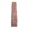 <p>Fragmento de kilim tribal caucasiano , posteriormente adaptado como passadeira, composição longitudinal formada por sucessão de grandes medalhões losangulares escalonados em tons rosados, vinho, terracota e creme, cercaduras geométricas múltiplas com motivos florais e serrilhados típicos da tecelagem nômade, 335 x 60 cm = 2,01 m², primeira metade do século XX</p>