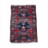 <p>Tapete caucasiano Kazak, campo compartimentado em azul-índigo e vermelho com poderosa composição axial formada por motivos cruciformes e elementos totêmicos estilizados, cercadura azul com rosetas geométricas policromas, 150 x 100 cm = 1,50 m², Cáucaso, primeira metade do século XX (rape)</p>