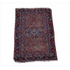 <p>Tapete persa Shiraz, decoração tribal com medalhão central losangular contendo elementos zoomórficos estilizados sobre campo vermelho preenchido por pequena fauna simbólica e motivos geométricos dispersos, cercaduras angulares em azul-noite e vermelho, forte caráter nômade, apresentando repertório animalista típico das tecelagens tribais da região de Fars. 193 x 134 cm = 2,59 m² (rape)</p>