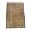 <p>Tapete caucasiano Shirvan, decoração geométrica repetitiva composta por pequenos losangos e motivos boteh estilizados distribuídos em composição contínua, campo com tonalidade predominante bege-dourado com intenso abrash natural e elementos em azul-escuro, borda tripla com faixas geométricas lineares e pequenos motivos tribais estilizados, 174 x 115 cm = 2,00 m² (rape / com manchas / precisa refazer franja).Século XIX .</p>