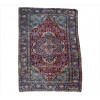 <p>Tapete persa Isfahan, fino desenho floral sobre campo vermelho-rubi com amplo medalhão central em nuances de rosa, azul e marfim, delicadas arabescas e cercaduras ornamentadas em azul profundo, 115 x 91 cm = 1,05 m² (rape)</p>