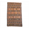 <p>Tapete kilim caucasiano, composição em faixas horizontais com losangos geométricos policromados e bordaduras escalonadas em marrom escuro e terracota, paleta em tons naturais de rosa queimado, ocre, creme e negro, 213 x 120 cm = 2,56 m²</p>