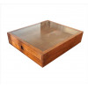 <p>Mesa de centro de madeira, design contemporâneo, estrutura reta, contém dois grandes gavetões, parte superior de vidro para expositor, ganhadora de prêmio de design em Milão de 1990. Alt. 35 x 140 x 120cm.</p>