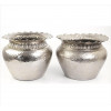 <p>Par de cachepots de metal prateado, ornamentados com repuxados e bocal ondulado. Alt. 26 x 31cm. Europa, séc. XX</p>