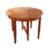 <p>Mesa de jantar de madeira nobre, detalhes marchetados, tampo circular extensível, contendo uma tábua grande de aumento, pernas terminando em rodízios. Alt. 78 x 97cm (fechada) e 78 x 200cm (aberta). Brasil início Séc. XX (com sinais de uso/manuseio / precisa lustração</p>