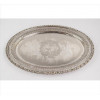<p>MAPPIN WEBB, Bandeja de metal espessurado à prata, ornamentada com motivos florais e borda com ramagens fenestradas, reserva central com brasão de armas, marca da manufatura sob a base. 42 x 30cm. Inglaterra, início séc. XX</p>
