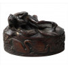 <p>Caixa de madeira nobre ricamente entalhada, representando em sua tampa Leda e o Cisne, parte inferior com figuras do mesmo animal. Alt. 17 x 25 x 14cm. Europa, séc. XIX/XX</p>