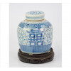 <p>Potiche de porcelana dito Ginger Jar, porcelana esmaltada nas tonalidades azul e branco com ideograma sobre ramagens, sobre base de madeira. Alt. 15 x 12cm (potiche). China, séc. XX (base com restauro)</p>