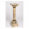 <p>Coluna de mármore polido, ornamentada com reservas de latão de detalhes florais. Alt. 112 x 29 x 29cm. Europa, séc. XIX/XX (com bicados)</p>