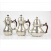 <p>JOHN SOMERS, Conjunto de bule de chá, café e açucareiro de pewter polido, pegas de madeira nobre, marca da manufatura sob a base. Alt. 22 x 19 x 11cm (maior). Brasil, séc. XX</p>
