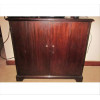 <p>Movel com estrutura reta, duas portas frontais, de madeira revestida com plumas de mogno. 95 x 105 x 44 cm. EUA séc. XX</p>
