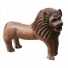 <p>Escultura de barro cozido representando figura de leão, estilo Arte Popular, sem assinatura do artista. Alt. 24 x 36 x 14cm. Brasil, séc. XX (com pequenos lascados)</p>