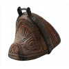 <p>Estribo rústico de madeira lavrada e entalhada, suporte de ferro. Alt. 18 x 15 x 18cm. América do Sul, séc. XIX/XX</p>