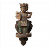<p>Escultura de pendurar madeira entalhada, policromada e dourada, representando figura feminina. Alt. 55 x 24 x 16cm. (total). Sudeste Asiático, Início séc. XX</p>