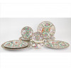 <p>Remanescente de aparelho de jantar de porcelana com esmalte dito Mandarim, ornamentado com figuras e motivos florais, contendo 09 pratos rasos, 06 pratos salada, 26 sobremesa, 07 pães, 03 travessas ovais e 01 molheira. China, séc. XX (com pequenos bicados no esmalte)</p>