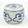 <p>Potiche/tamborete de cerâmica esmaltada nas tonalidades azul e branco, decorado com temática de fungos dito Lingzhi e motivos florais. Alt. 10 x 11cm. China, início séc. XX</p>