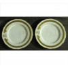 <p>Par de pratos de faiança ornamentados com douração, monogramados em sua reserva superior, marca da manufatura Mortlocks - Copeland China sob a base. Diam. 23cm. Inglaterra, início séc. XX</p>