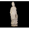 <p>Escultura de porcelana branca dita Blanc-de-Chine, representando figura de divindade Kuan-Yin. Alt. 25 x 08 x 06cm. China, séc. XX (no estado / com restauro e pequenos bicados)</p>
