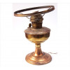 <p>Lamparina de latão dourado, marca da manufatura Aladdin, modelo 08. Alt. 34 x 24cm. EUA, início séc. XX (latão oxidado)</p>