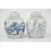 <p>Lote contendo dois pequenos potiches de porcelana esmaltada nas tonalidades azul e branco, decorados com figuras de cães de fó e o outro, fênix. Alt. 09x06cm cada. China, séc. XIX (um deles com fio de cabelo)</p>