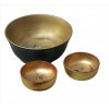 <p>Jogo de bowls de laca oriental, ornamentados com motivos florais, aplicação de madre-pérola. alt. 06 x 12cm (maior) e 03 x 06cm (menor). Japão, séc. XX</p>