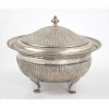 <p>Bomboniere de prata-de-lei, contraste teor 833, ornamentada com frsiso em relevo. Alt. 17 x 21cm. Brasil, séc. XX</p> <p>Bomboniere de prata-de-lei, contraste teor 833, ornamentada com frsiso em relevo. Alt. 17 x 21cm. Brasil, séc. XX</p>