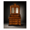 <p>Móvel trumeau dito bookcase, estrutura em dois volumes de madeira nobre revestidos com folhas de rádica, parte inferior contendo 03 gavetas e tampa basculante, parte superior com portas espelhadas e nichos internas. Alt. 237 x 120 x 55cm (total).Europa, séc. XVIII. (com sinais de uso/manuseio, precisa pequenos restauros)</p> <p>Móvel trumeau dito bookcase, estrutura em dois volumes de madeira nobre revestidos com folhas de rádica, parte inferior contendo 03 gavetas e tampa basculante, parte superior com portas espelhadas e nichos internas. Alt. 237 x 120 x 55cm (total).Europa, séc. XVIII. (com sinais de uso/manuseio, precisa pequenos restauros)</p>
