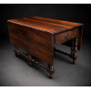<p>Mesa gate-leg con estrutura de jacarandá maciço, pernas pivotantes e finamente torneadas, contém uma gaveta lateral de cada lado, com puxadores de ferro de época. Alt. 83 x 70 x 130cm (fechada) e 83 x 168 x 130cm (aberta). Brasil, séc. XIX</p>