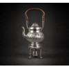 <p>Samovar de prata-de-lei, contraste teor 833, ornamnetado com caneluras em relevo, base em forma de garras terminando em rocalhas, pega superior de madeira nobre. Alt. 44 x 20 x 16cm. Brasil, séc. XX (falta fogareiro)</p> <p>Samovar de prata-de-lei, contraste teor 833, ornamnetado com caneluras em relevo, base em forma de garras terminando em rocalhas, pega superior de madeira nobre. Alt. 44 x 20 x 16cm. Brasil, séc. XX (falta fogareiro)</p>
