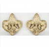 <p>Par de frontões de madeira entalhada com resquício de patina, ornamentado com volutas e rocalha na parte central inferior, contém dois braços frontais adaptados para iluminação. Alt. 63 x 55 x 25cm. Brasil, séc. XVIII</p>