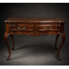 <p>Mesa de encostar de madeira nobre, Estilo D. João V , detalhes finamente entalhados representando ramagens e rocalhas, contém duas gavetas frontais com almofadados e puxadores de bronze, pernas ligeiramente recurvas. Alt. 77 x 100 x 53cm. Brasil, séc. XIX (com sinais de uso/manuseio, precisa lustração)</p> <p>Mesa de encostar de madeira nobre, Estilo D. João V , detalhes finamente entalhados representando ramagens e rocalhas, contém duas gavetas frontais com almofadados e puxadores de bronze, pernas ligeiramente recurvas. Alt. 77 x 100 x 53cm. Brasil, séc. XIX (com sinais de uso/manuseio, precisa lustração)</p>