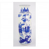 <p>Vaso de porcelana esmaltada nas tonalidades azul e branca, ornamentado com figuras orientais em cena de jardim. Alt. 49 x 14cm. China, início séc. XX (com bicado no bocal)</p> <p>Vaso de porcelana esmaltada nas tonalidades azul e branca, ornamentado com figuras orientais em cena de jardim. Alt. 49 x 14cm. China, início séc. XX (com bicado no bocal)</p>