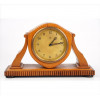 <p>Relógio de mesa estilo Art-Deco, estrutura de madeira, parte inferior com caneluras, com marca Junghans no mostrador de metal, máquina à corda. Alt. 14 x 24 x 08cm (não testado / pode precisar de revisão / pode faltar partes internas)</p> <p>Relógio de mesa estilo Art-Deco, estrutura de madeira, parte inferior com caneluras, com marca Junghans no mostrador de metal, máquina à corda. Alt. 14 x 24 x 08cm (não testado / pode precisar de revisão / pode faltar partes internas)</p>