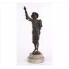 <p>Escultura de bronze representando figura de criança com brinquedo na mão. Alt 30 x 09 x 07cm. Europa, início séc. XX (falta um detalhe de uma das mãos)</p> <p>Escultura de bronze representando figura de criança com brinquedo na mão. Alt 30 x 09 x 07cm. Europa, início séc. XX (falta um detalhe de uma das mãos)</p>