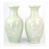 <p>Par de vasos de porcelana celadon, ornamentados com pássaros e motivos florais, marca azul sob a base. China, séc. XX</p> <p>Par de vasos de porcelana celadon, ornamentados com pássaros e motivos florais, marca azul sob a base. China, séc. XX</p>