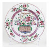 <p>Prato de porcelana Samson à maneira Famille Rose, decorado com motivos florais. Diam. 24cm. França, séc. XIX</p>