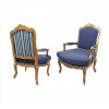 <p>Par de poltronas de madeira entalhada e dourada, estilo Luís XV, decoradas com ramagens, forração de tecido na tonalidade azul cobalto. Séc. XX</p> <p>Par de poltronas de madeira entalhada e dourada, estilo Luís XV, decoradas com ramagens, forração de tecido na tonalidade azul cobalto. Séc. XX</p>