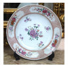 <p>CIA DAS INDIAS, Prato de porcelana com esmalte típico Famille Rose, ornamentado com motivos florais. Diam. 23cm. China, séc. XVIII (com bicado e com restauros)</p>