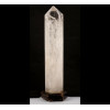 <p>Obeliso de cristal de rocha natural, forma facetada, sobre base de madeira. (total c/ base). Europa, início séc. XX (com pequeno bicado na parte superior)</p>