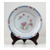 <p>CIA DAS ÍNDIAS, Prato de porcelana com esmalte Famille Rose. Ornamentado com motivos florais e inseto. Diam. 22,5cm. China, séc XVIII.</p> <p>CIA DAS ÍNDIAS, Prato de porcelana com esmalte Famille Rose. Ornamentado com motivos florais e inseto. Diam. 22,5cm. China, séc XVIII.</p>