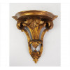 <p>Peanha de madeira entalhada e dourada, ornamentada com folhagens estilizadas. Brasil, séc. XIX/XX.</p> <p>Peanha de madeira entalhada e dourada, ornamentada com folhagens estilizadas. Brasil, séc. XIX/XX.</p>